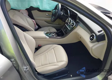 2019 Mercedes-Benz C 300 z USA, uszkodzony, nr VIN 55SWF8DB6KU290010